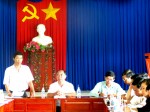 Đồng chí Nguyễn Tiến Dũng - Ủy viên Thường trực HĐND tỉnh, Trưởng đoàn giám sát, khảo sát của Thường trực HĐND tỉnh (thứ 2 trái qua) làm việc tại xã Tân Thành, thị xã Đồng Xoài.