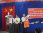 Ông Nguyễn Tấn Hưng trao cờ luân lưu cho HĐND thị xã Phước Long