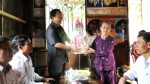Đoàn lãnh đạo thăm và tặng quà cho gia đình Mẹ Lâm Thị Nết