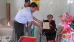 Thường trực HĐND tỉnh đi thăm, chúc thọ người cao tuổi.