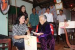 Phó bí thư thường trực tỉnh ủy, chủ tịch HĐND tỉnh Trần Tuệ Hiền tặng quà Mẹ VNAH Phan Thị Đổng thị xã Đồng Xoài