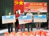 200 TRẺ EM KHÓ KHĂN ĐƯỢC NHẬN QUÀ TẾT