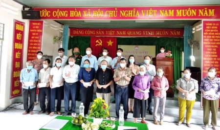 Thường trực HĐND tỉnh dự “Ngày hội đại đoàn kết toàn dân tộc” ở khu dân  cư ấp Bù Xăng, xã Thuận Phú, huyện Đồng Phú.