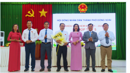 Lãnh đạo tỉnh, thành phố tặng hoa chúc mừng ông Nguyễn Xuân Trường vừa được bầu giữ chức Chủ tịch HĐND thành phố nhiệm kỳ 2021 – 2026. (Ảnh: Văn phòng HĐND và UBND thành phố Đồng Xoài)