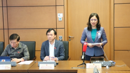 Quốc hội thảo luận ở tổ về kết quả thực hiện kế hoạch phát triển kinh tế - xã hội năm 2022 và Thảo luận ở hội trường về một số nội dung còn ý kiến khác nhau của dự án Luật Thực hiện dân chủ ở cơ sở.