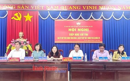 Chủ tịch HĐND tỉnh Huỳnh Thị Hằng tiếp xúc với cử tri TX. Bình Long