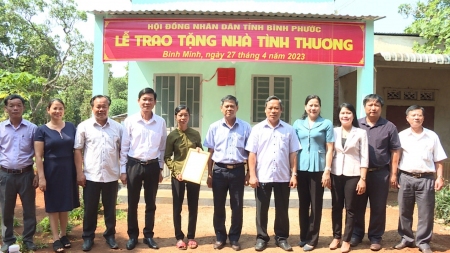 Thường trực HĐND tỉnh  tổ chức tặng nhà tình thương tại huyện Bù Đăng